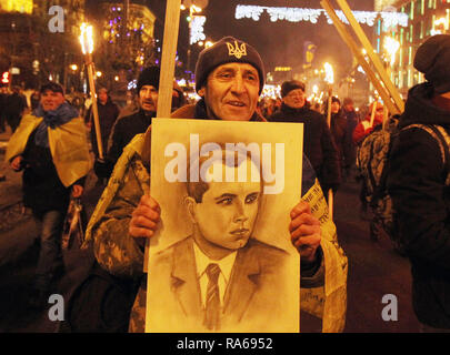 1 gennaio 2019 - Kiev, Kiev, Ucraina - il ritratto di Stepan Bandera visto detenute da un uomo durante il rally..l'Ucraino estrema destra gli attivisti si sono riuniti per un rally per contrassegnare il centodecimo anniversario del candidato ucraino Stepan Bandera la nascita. Stepan Bandera, a capo della organizzazione dei nazionalisti ucraini e fu uno dei leader della nazionale ucraina di movimento in Ucraina occidentale. Egli era responsabile per la proclamazione di indipendenza di uno Stato ucraino su 1941 a Lviv e fu assassinato su 1959 in Germania. (Credito Immagine: © Pavlo Gonchar/SOPA immagini via ZUMA filo) Foto Stock