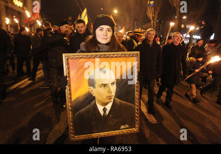 1 gennaio 2019 - Kiev, Kiev, Ucraina - il ritratto di Stepan Bandera visto detenute da una donna durante il rally..l'Ucraino estrema destra gli attivisti si sono riuniti per un rally per contrassegnare il centodecimo anniversario del candidato ucraino Stepan Bandera la nascita. Stepan Bandera, a capo della organizzazione dei nazionalisti ucraini e fu uno dei leader della nazionale ucraina di movimento in Ucraina occidentale. Egli era responsabile per la proclamazione di indipendenza di uno Stato ucraino su 1941 a Lviv e fu assassinato su 1959 in Germania. (Credito Immagine: © Pavlo Gonchar/SOPA immagini via ZUMA filo) Foto Stock