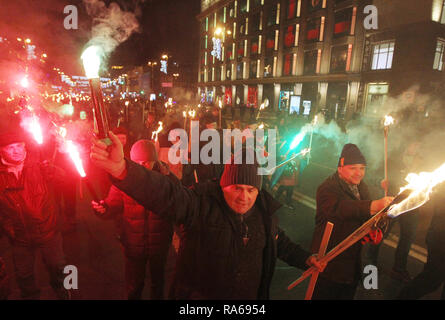 1 gennaio 2019 - Kiev Kiev - Ucraina di militanti dei partiti nazionalisti visto che trasportano le torce durante il rally..l'Ucraino estrema destra gli attivisti si sono riuniti per un rally per contrassegnare il centodecimo anniversario del candidato ucraino Stepan Bandera la nascita. Stepan Bandera, a capo della organizzazione dei nazionalisti ucraini e fu uno dei leader della nazionale ucraina di movimento in Ucraina occidentale. Egli era responsabile per la proclamazione di indipendenza di uno Stato ucraino su 1941 a Lviv e fu assassinato su 1959 in Germania. (Credito Immagine: © Pavlo Gonchar/SOPA immagini via ZUMA filo) Foto Stock