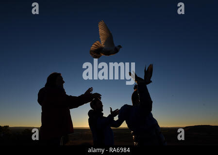 1 gennaio 2019 - AlmazÃ¡N, Soria, Spagna - Silhouette di persone visto il rilascio di homing piccioni per accogliere l'arrivo del nuovo anno al tramonto in AlmazÃ¡n, nel nord della Spagna. Credito: John Milner/SOPA Immagini/ZUMA filo/Alamy Live News Foto Stock