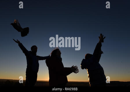 1 gennaio 2019 - AlmazÃ¡N, Soria, Spagna - Silhouette di persone visto il rilascio di homing piccioni per accogliere l'arrivo del nuovo anno al tramonto in AlmazÃ¡n, nel nord della Spagna. Credito: John Milner/SOPA Immagini/ZUMA filo/Alamy Live News Foto Stock