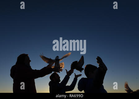 1 gennaio 2019 - AlmazÃ¡N, Soria, Spagna - Silhouette di persone visto il rilascio di homing piccioni per accogliere l'arrivo del nuovo anno al tramonto in AlmazÃ¡n, nel nord della Spagna. Credito: John Milner/SOPA Immagini/ZUMA filo/Alamy Live News Foto Stock