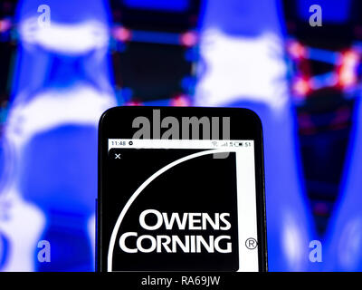 Kiev, Ucraina. 1a gen, 2019. Owens Corning Company logo che si vede visualizzato su un telefono intelligente. Credito: Igor Golovniov SOPA/images/ZUMA filo/Alamy Live News Foto Stock