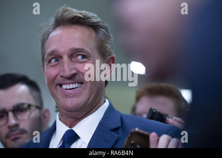 Washington, Distretto di Columbia, Stati Uniti d'America. 28 Nov, 2018. Il senatore Jeff Flake, repubblicani dell Arizona, parla con i giornalisti negli Stati Uniti Campidoglio di Washington, DC il 28 novembre 2018. Credito: Alex Edelman/ZUMA filo/Alamy Live News Foto Stock