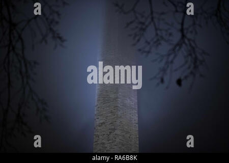 Distretto di Columbia, Stati Uniti d'America. 2° dic, 2018. Pioggia nuvole coprire la parte superiore del Monumento di Washington a Washington il 2 dicembre 2018. Credito: Alex Edelman/ZUMA filo/Alamy Live News Foto Stock