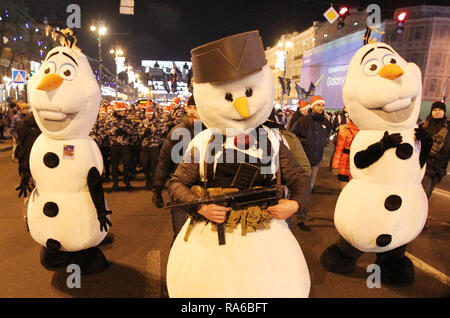 Pupazzi di neve visto prendendo parte al rally. Ukrainian estrema destra gli attivisti si sono riuniti per un rally per contrassegnare il centodecimo anniversario del candidato ucraino Stepan Bandera la nascita. Stepan Bandera, a capo della organizzazione dei nazionalisti ucraini e fu uno dei leader della nazionale ucraina di movimento in Ucraina occidentale. Egli era responsabile per la proclamazione di indipendenza di uno Stato ucraino su 1941 a Lviv e fu assassinato su 1959 in Germania. Foto Stock