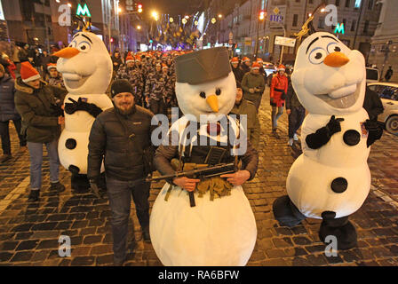 Pupazzi di neve visto prendendo parte al rally. Ukrainian estrema destra gli attivisti si sono riuniti per un rally per contrassegnare il centodecimo anniversario del candidato ucraino Stepan Bandera la nascita. Stepan Bandera, a capo della organizzazione dei nazionalisti ucraini e fu uno dei leader della nazionale ucraina di movimento in Ucraina occidentale. Egli era responsabile per la proclamazione di indipendenza di uno Stato ucraino su 1941 a Lviv e fu assassinato su 1959 in Germania. Foto Stock