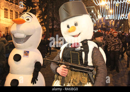 Pupazzi di neve visto prendendo parte al rally. Ukrainian estrema destra gli attivisti si sono riuniti per un rally per contrassegnare il centodecimo anniversario del candidato ucraino Stepan Bandera la nascita. Stepan Bandera, a capo della organizzazione dei nazionalisti ucraini e fu uno dei leader della nazionale ucraina di movimento in Ucraina occidentale. Egli era responsabile per la proclamazione di indipendenza di uno Stato ucraino su 1941 a Lviv e fu assassinato su 1959 in Germania. Foto Stock