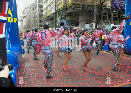 I ballerini di prendere parte alla parata nel corso della Londra Capodanno parade. Ballerini di bande, auto, moto e circa 8.000 artisti interpreti o esecutori hanno preso parte. Foto Stock