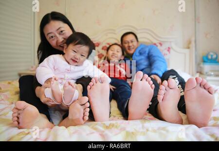 (190102) -- PECHINO, gen. 2, 2019 (Xinhua) -- Suore Zhao Ziru (2R), Zhao Youran e i loro genitori pongono per la foto a casa nel quartiere Jiangyang di Luzhou City, a sud-ovest della Cina di provincia di Sichuan, Dicembre 5, 2015. Xviii Comitato Centrale del Partito Comunista della Cina (CPC) ha tenuto la terza sessione plenaria di novembre, 2013. Nei cinque anni trascorsi da allora, Cina di riforma slancio è stato particolarmente forte come il CPC ha deciso di anticipare la riforma in tutti gli aspetti durante la riunione. Dal momento che la terza sessione plenaria, il presidente cinese Xi Jinping ha presieduto almeno 45 alto profilo per sale riunioni Foto Stock