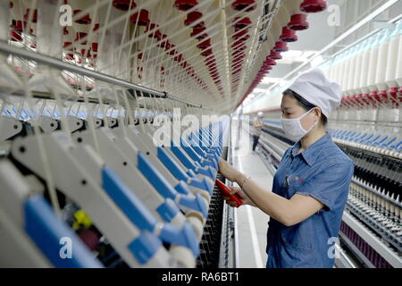 (190102) -- PECHINO, gen. 2, 2019 (Xinhua) -- la gente lavora in una fabbrica tessile in Xingtai lo sviluppo economico nella zona di Xingtai, città del nord della Cina nella provincia di Hebei, Dic 20, 2018. Xviii Comitato Centrale del Partito Comunista della Cina (CPC) ha tenuto la terza sessione plenaria di novembre, 2013. Nei cinque anni trascorsi da allora, Cina di riforma slancio è stato particolarmente forte come il CPC ha deciso di anticipare la riforma in tutti gli aspetti durante la riunione. Dal momento che la terza sessione plenaria, il presidente cinese Xi Jinping ha presieduto almeno 45 alto profilo per incontri su riforme di avanzamento, durante la quale Foto Stock