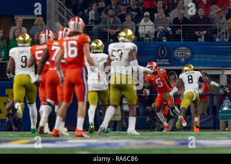 Dicembre 29, 2018 - Arlington, Texas, Stati Uniti - 29 dicembre 2018 - Arlington, Texas, Stati Uniti - Clemson Tigers wide receiver Tee Higgins (5) bobbles un batted pass e lo fissa per un touchdown nel College Football Playoff semifinale al Goodyear Cotton Bowl Classic tra la cattedrale di Notre Dame Fighting Irish e la Clemson Tigers di AT&T Stadium di Arlington, Texas. Clemson ha vinto 30-3 di anticipo per il campionato nazionale di gioco. (Credito Immagine: © Adam Lacy/ZUMA filo) Foto Stock