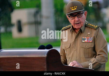 (190102) -- L'AVANA, gen. 2, 2019 (Xinhua) -- Raul Castro, Primo Segretario del Comitato Centrale del Partito Comunista di Cuba offre un discorso alla cerimonia di premiazione che segna il sessantesimo anniversario di Cuba rivoluzione della vittoria a il cimitero di Santa Ifigenia in Santiago de Cuba, Cuba, 1 gennaio, 2019. Raul Castro martedì ha ribadito la volontà della sua nazione a convivere in pace con gli Stati Uniti nonostante le loro differenze politiche. "Abbiamo la volontà di coesistere in maniera civile e pacifica, rispettosa e reciprocamente vantaggioso modo con gli Stati Uniti,' Castro ha affermato qui in una cerimonia Foto Stock