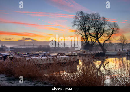 Rufford, Lancashire. 02, Jan, 2019. Regno Unito Meteo. Freddo, frosty, foggy per iniziare la giornata. una fredda mattina per houseboat residenti, che ha scelto di vivere la vita a galla. St Mary's marina è la patria di molti prodotti stagionali e a lungo termine i barcaioli così come le anatre. Con attracchi per imbarcazioni 100 fino a 60 piedi di lunghezza e può ospitare sia stretto e a fascio largo barche e canal incrociatori. Credito: MWI/AlamyLiveNews. Credito: MediaWorldImages/Alamy Live News Foto Stock