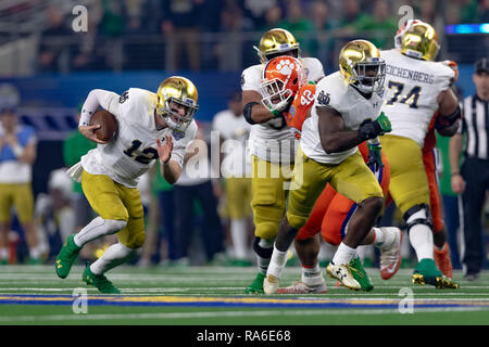 Arlington, Texas, Stati Uniti d'America. 29 Dic, 2018. Dicembre 29, 2018 - Arlington, Texas, Stati Uniti - Notre Dame Fighting Irish quarterback Ian libro (12) codifica con la palla nel College Football Playoff semifinale al Goodyear Cotton Bowl Classic tra la cattedrale di Notre Dame Fighting Irish e la Clemson Tigers di AT&T Stadium di Arlington, Texas. Clemson ha vinto 30-3 di anticipo per il campionato nazionale di gioco. Credito: Adam Lacy/ZUMA filo/Alamy Live News Foto Stock