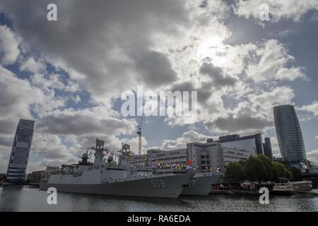 Pechino, Cina. Il 2 gennaio 2019. Cinese guidata navale-missile fregate Yangzhou (anteriore) e Huanggang sono visti in London, Gran Bretagna, ad Ottobre 3, 2017. Della Cina di 26 naval escort flotta era a Londra per un periodo di cinque giorni di visita amichevole. Della Cina di flotte navali hanno scortato 3.400 navi straniere nel corso degli ultimi dieci anni, intorno al 51,5 per cento del totale dei condotti, secondo un Ministero della Difesa Nazionale dichiarazione. Wu Qian, un portavoce del ministero, ha dichiarato in una conferenza stampa che la Cina ha inviato la prima flotta navale per il Golfo di Aden e nelle acque al largo della Somalia per missioni di scorta a Dic. 26, 20 Foto Stock