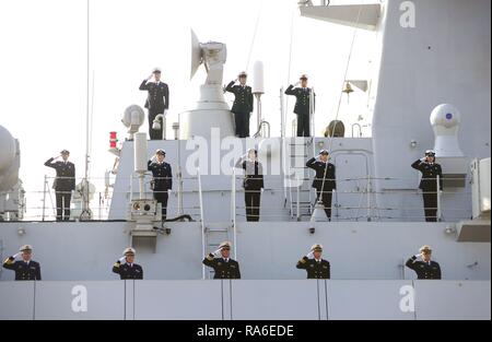 Pechino, Cina. Il 2 gennaio 2019. Cinese soldati navale ondata di dire addio ad un porto di Qingdao, Cina orientale della provincia di Shandong, 6 dicembre 2015. La ventiduesima flotta della marina militare cinese escort a sinistra per il Golfo di Aden e nelle acque al largo della Somalia a prendere in consegna il XXI flotta per la missione di scorta. Della Cina di flotte navali hanno scortato 3.400 navi straniere nel corso degli ultimi dieci anni, intorno al 51,5 per cento del totale dei condotti, secondo un Ministero della Difesa Nazionale dichiarazione. Wu Qian, un portavoce del ministero, ha dichiarato in una conferenza stampa che la Cina ha inviato la prima flotta navale al golfo di Ade Foto Stock