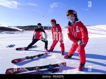 (190102) -- PECHINO, gen. 2, 2019 (Xinhua) -- gli studenti a prepararsi per sciare a Jining distretto di Ulanqab, nel nord della Cina di Mongolia Interna Regione Autonoma, Dic 27, 2018. Della Cina di primarie e le scuole medie sono stati invitati a migliorare l'istruzione per tutto lo sviluppo dello studente, secondo una direttiva emessa dalle autorità. Organizzato congiuntamente dal Ministero della Pubblica Istruzione e altre otto agenzie, la circolare ha chiesto alle scuole di offrire corsi che sono in sintonia con il programma nazionale in termini di quantità e di qualità. Il miglioramento dei corsi dei livelli di difficoltà e la velocità in maniera casuale e Foto Stock