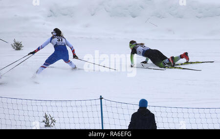 Oberstdorf, Germania. 02Jan, 2019. Sci nordico/sci di fondo: World Cup, Tour de Ski, 10 km mass start classico, donne. Alenka Cebasek (r) dalla Slovenia e Katerina Razymova dalla Repubblica ceca caduta. Credito: Karl-Josef Hildenbrand/dpa/Alamy Live News Foto Stock