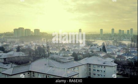 Glasgow, Scotland, Regno Unito, 2 gennaio 2019. Regno Unito Meteo: un lieve nuovo anno vide la base per la prossima bestia da est come un cielo chiaro come una mattina di congelamento ha colpito la città di Alba ha rotto a lasciare un bianco in tutto il sud della città. Credito traghetto Gerard/Alamy Live News Foto Stock