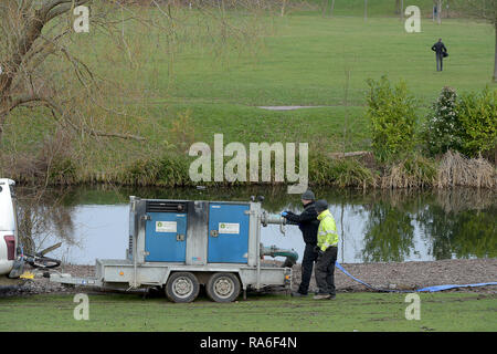 Basildon, Essex, UK. Il 2 gennaio 2019. Essex funzionari di polizia lungo con l'Agenzia Ambientale svuotare il lago per la pesca sportiva in Gloucester Park Basildon Essex nella ricerca di un missing 28 anno vecchio. Jack è stato Morrad ultimo visto a 2:30am su TVCC domenica 23 dicembre nelle vicinanze di Blake Avenue. Per tutto il periodo festivo di poliziotti e Jack è la famiglia e gli amici hanno effettuato ricerche del parco circostante e le vie navigabili. A seguito della conclusione di queste ricerche è stato deciso di svuotare completamente il principale lago di pesca. Credito: MARTIN DALTON/Alamy Live News Foto Stock