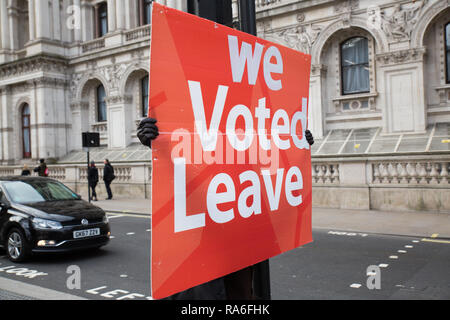 Londra, Regno Unito. Il 2 gennaio, 2019. I manifestanti da entrambi i lati del dibattito Brexit raccogliere al di fuori di Downing street Credit: George Wright Cracknell/Alamy Live News Foto Stock