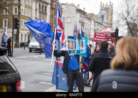 A Downing Street, Londra, Regno Unito. Il 2 gennaio 2019. I manifestanti da entrambi i lati del dibattito Brexit raccogliere al di fuori di Downing street Credit: George Wright Cracknell/Alamy Live News Foto Stock