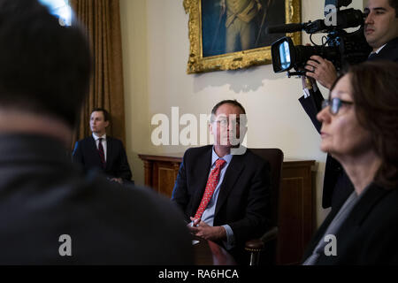 3 gennaio 2019 - Washington, Distretto di Columbia, Stati Uniti - Mick Mulvaney, deliberando capo del personale della Casa Bianca, ascolta come U.S. Presidente Donald Trump parla nel corso di una riunione del gabinetto nel Cabinet Room della Casa Bianca, Mercoledì, Gennaio 2, 2019 a Washington D.C. .Credito: Al Drago / Pool via CNP (credito Immagine: © Al Drago/CNP via ZUMA filo) Foto Stock