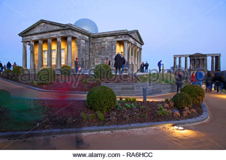 Edimburgo, Scozia, Regno Unito. Il 2 gennaio, 2019. Twilight presso il recentemente restaurato città Osservatorio sulla Calton Hill, occupato con i turisti. Credito: Craig Brown/Alamy Live News Foto Stock