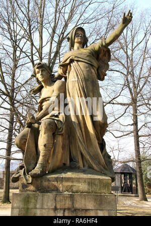 Praga, Repubblica Ceca. 3 Mar, 2018. Sculture visto con nella fortezza.VyÅ¡ehrad è una fortezza storica che si trova nella città di Praga, sulla riva destra del fiume Moldava. Essa fu costruita nel X secolo. Situato all'interno della fortezza è la Basilica di San Pietro e San Paolo, come pure la VyÅ¡ehrad cimitero, contenenti i resti di numerosi illustri personaggi della storia ceca. Credito: Keith Mayhew/SOPA Immagini/ZUMA filo/Alamy Live News Foto Stock