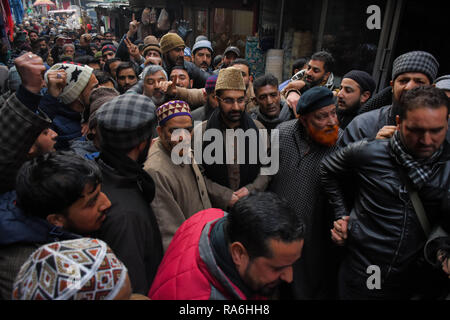 2 gennaio 2019 - un rally avviene in segno di protesta contro la profanazione della moschea di Srinagar da un gruppo di giovani mascherati portando bandiere è, a Srinagar, in indiano Kashmir amministrato il 2 gennaio 2019. Kashmir Pro-libertà leader Mirwaiz Umar Farooq ha guidato la protesta rally durante la quale i manifestanti gridavano slogan Pro-Freedom e condannato il mosqueâ€™s profanazione, mentre alcuni pulito il pulpito con le loro mani. Venerdì dopo la preghiera di mezzogiorno, un gruppo di uomini mascherati che porta lo stato islamico bandiera vicino al pulpito della moschea di Srinagar, salito su di esso e gridato slogan (credito Immagine: © Muzami Foto Stock