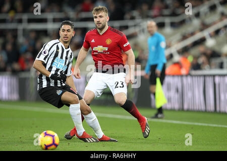 Newcastle upon Tyne, Regno Unito. Il 2 gennaio, 2019. Il 2 gennaio, 2019. Luca Shaw di Manchester United in azione con il Newcastle United's Ayoze Perez durante il match di Premier League tra Newcastle United e il Manchester United presso il St James Park, Newcastle su mercoledì 2 gennaio 2019. Solo uso editoriale, è richiesta una licenza per uso commerciale. Nessun uso in scommesse, giochi o un singolo giocatore/club/league pubblicazione. Credito: MI News & Sport /Alamy Live News Foto Stock