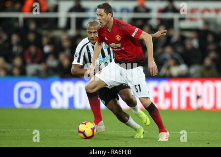 Newcastle upon Tyne, Regno Unito. Il 2 gennaio, 2019. Il 2 gennaio, 2019. Il Manchester United Nemanja Matic in azione con il Newcastle United's Jose Salomon Rondon durante il match di Premier League tra Newcastle United e il Manchester United presso il St James Park, Newcastle su mercoledì 2 gennaio 2019. Solo uso editoriale, è richiesta una licenza per uso commerciale. Nessun uso in scommesse, giochi o un singolo giocatore/club/league pubblicazione. Credito: MI News & Sport /Alamy Live News Foto Stock