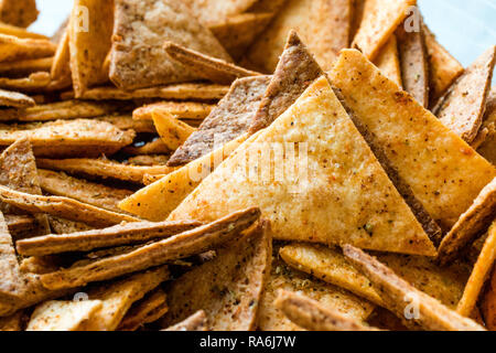 In casa tortilla chips fatta con Flatbread e cotto in forno / Close up vista macro. Spuntini organico. Foto Stock