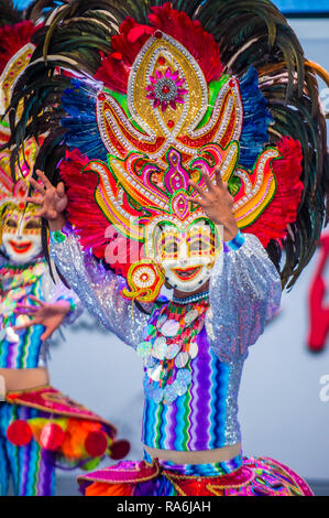 I ballerini filippini del festival di Masskara di Bacolod si esibiscono al festival di Maskdance che si tiene ad Andong nella Corea del Sud Foto Stock