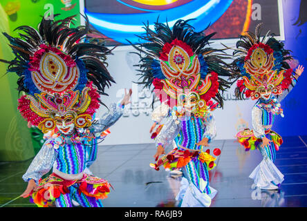 I ballerini filippini del festival di Masskara di Bacolod si esibiscono al festival di Maskdance che si tiene ad Andong nella Corea del Sud Foto Stock