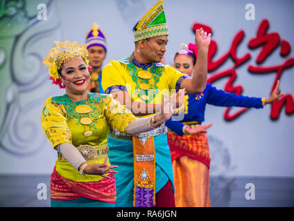 I ballerini dell'Anak seni asia Dance Groupe della Malesia si esibiscono al festival di Maskdance tenutosi ad Andong, Corea del Sud Foto Stock