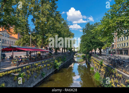 Cafe sulle rive del fiume Fyris (Fyrisån) a Uppsala, Uppland, Svezia Foto Stock