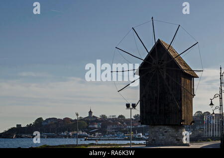 Seascape dell istmo con il vecchio mulino a vento in legno tra antica Mesembria e Città Nuova Nessebar, Mar Nero, Bulgaria, Europa Foto Stock