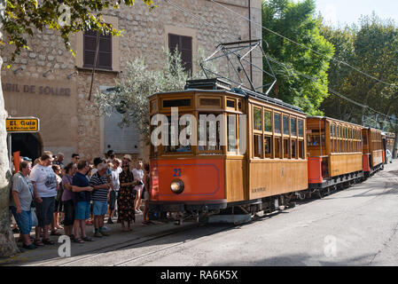 SOLLER, MALLORCA, Spagna - 1 ottobre: il vecchio tram elettrico acceso tra Soller e il centro cittadino di Port de Soller il 1 ottobre 2016 a Soller, Mallorc Foto Stock