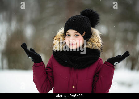 Dieci-anno-vecchia ragazza gode di outdoor in sorprendente l'inverno. Foto Stock