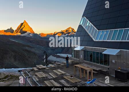 Vista dal Monte Rosa a Capanna Cervino e Dent Blanche nel sole mattutino, Zermatt, Vallese, Svizzera Foto Stock