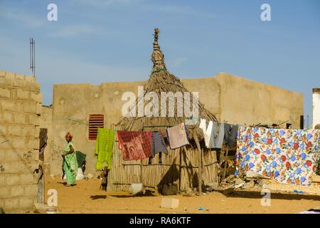 Capanna di paglia accanto a case di pietra, Deni Biram Ndao, regione di Dakar, Senegal Foto Stock