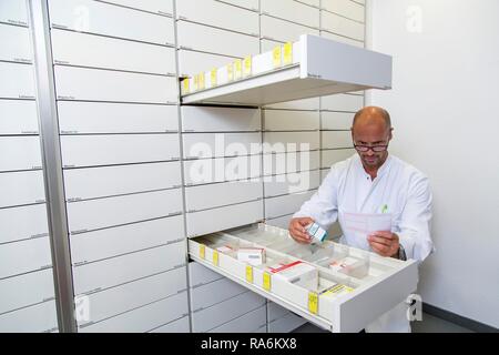 Farmacia, farmacista seleziona un farmaco, Germania Foto Stock