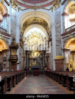 Interno della Karlskirche con altare maggiore, Vienna, Austria Foto Stock