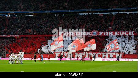 Coreografia di blocco della ventola Curva Sud FCB, stadio Allianz Arena di Monaco di Baviera, Germania Foto Stock