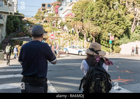 I turisti scattare foto all'ingresso di la maggior parte di avvolgimento di Lombardt Street di San Francisco, California, Stati Uniti d'America Foto Stock