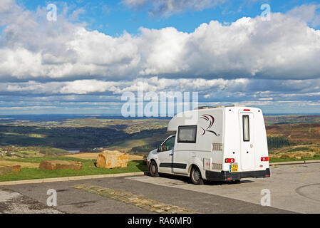 Romahome 25 piccolo camper, parcheggiato affacciato sulla valle Holme, Holme Moss, West Yorkshire, Inghilterra, Regno Unito Foto Stock