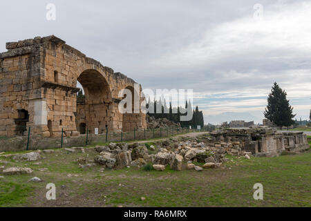 Hierapolis, il cui nome significa "città acred," è stato ritenuto dagli antichi sia stata fondata da dio Apollo. Era famosa per la sua sacra primavera calda. Foto Stock