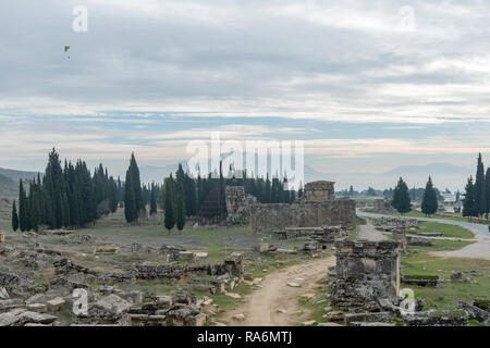 Hierapolis, il cui nome significa "città acred," è stato ritenuto dagli antichi sia stata fondata da dio Apollo. Era famosa per la sua sacra primavera calda. Foto Stock